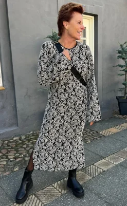 Discount Kjole - Lanza - Black W. White Paisley Kjoler