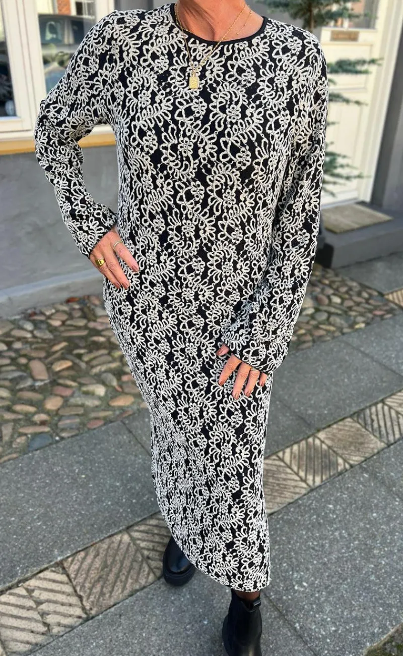 Discount Kjole - Lanza - Black W. White Paisley Kjoler