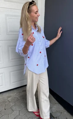 Outlet Skjorte - Selma - Blue Striped W. Strawberries Skjorter