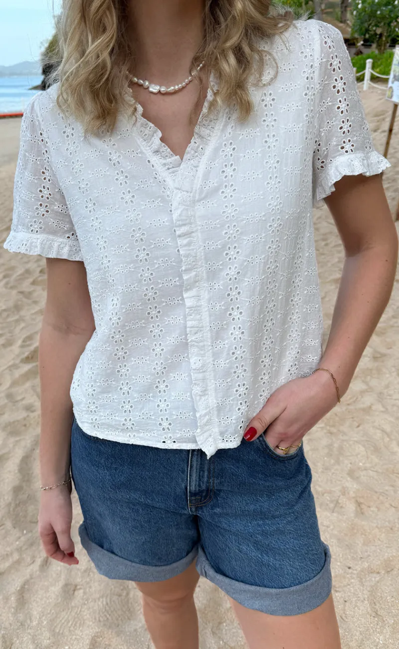 Hot Top - Catja - White Broderie Anglaise T-shirts & Toppe