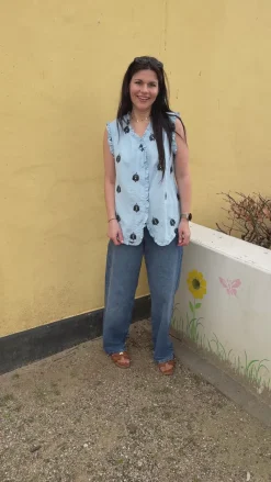 Online Top - Melania - Blue w. Black Embroidery T-shirts & Toppe