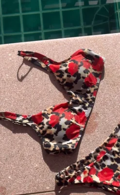 Hot Bikini Overdel / Top - Eda - Leo / Red Flowers Badetøj|T-shirts & Toppe