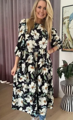 Clearance Kjole - Pay - Black w. flowers Kjoler